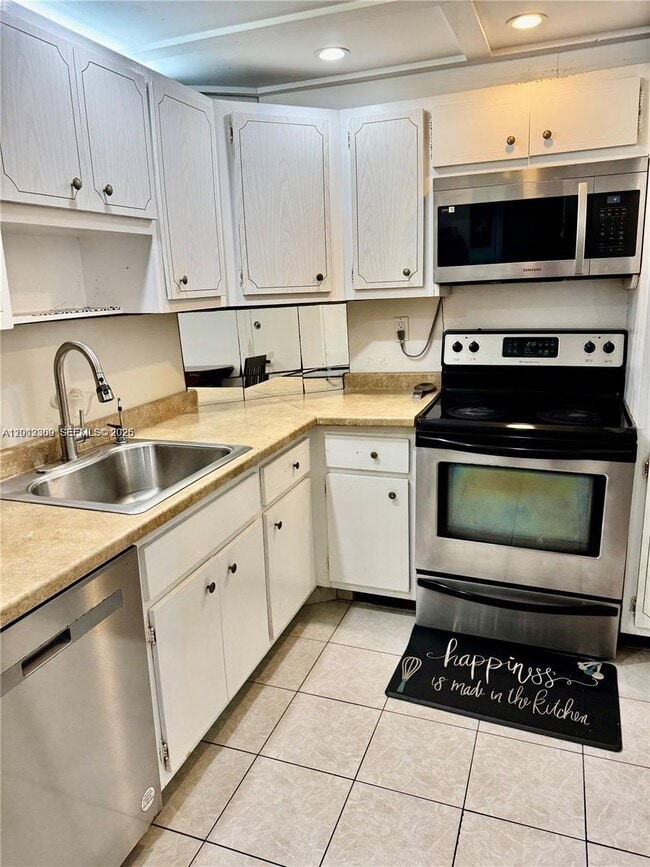 Building Photo - 300 Bayview Dr