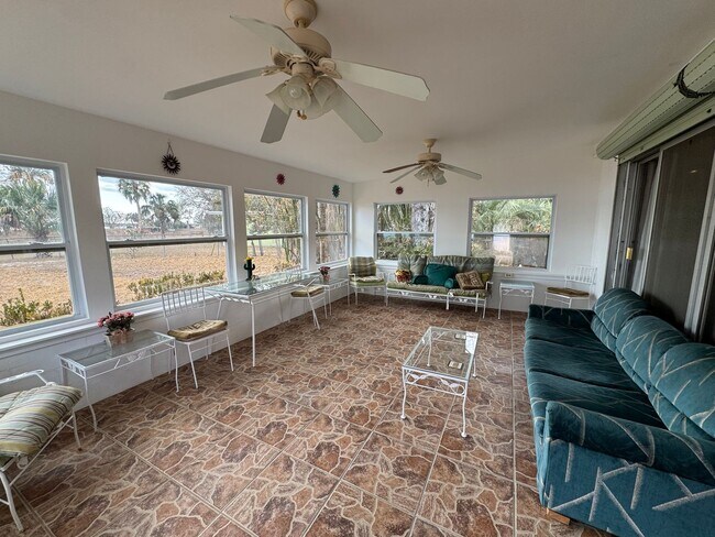 Building Photo - 624 N Crooked Lake Dr