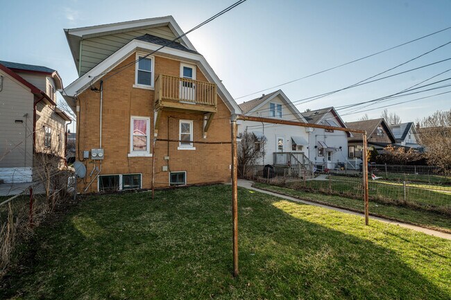 Building Photo - 2213 S 72nd St