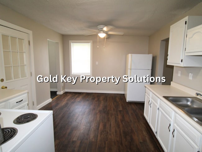 Building Photo - 3 Bed 1 Bath Home For Rent W/ Fenced Yard