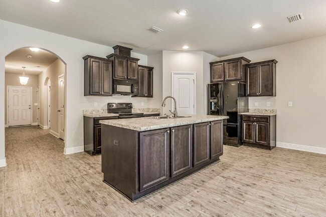 Building Photo - Welcome to this exquisite 4-bedroom, 2-bat...