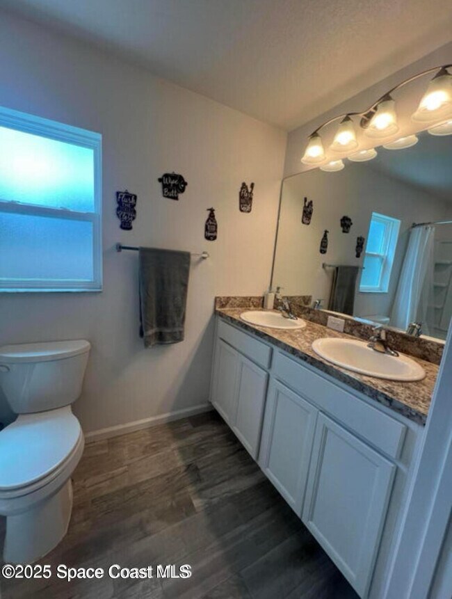 Building Photo - 499 Oakleaf St SW