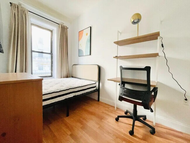 Building Photo - Furnished room/NOT APARTMENT