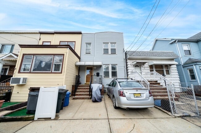 Building Photo - 67A Columbia Ave