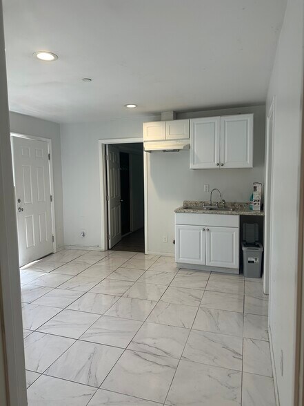 Living room/kitchen - 720 Date St