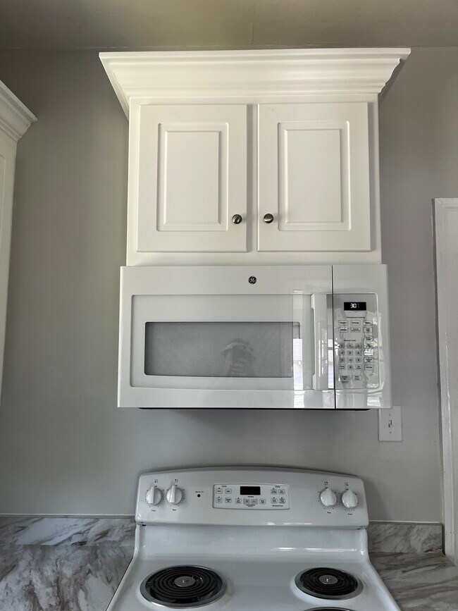 Microwave - 909 E Mulberry St