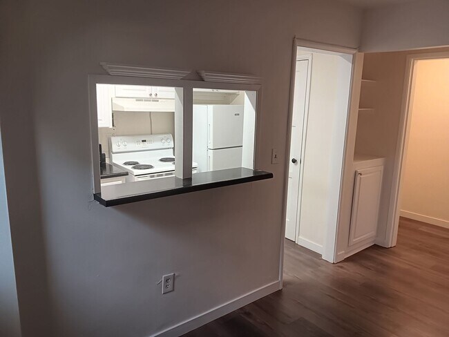 Interior Photo - Bay Ridge Court (Cobblestone Court)