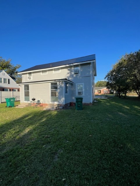 Building Photo - 207 N Elm St