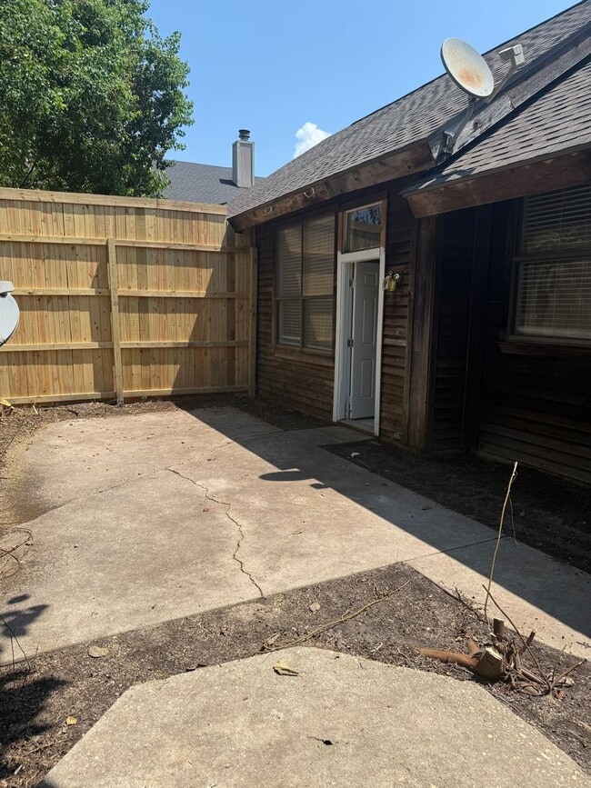 Building Photo - Studio/Efficiency Bungalow with a Loft