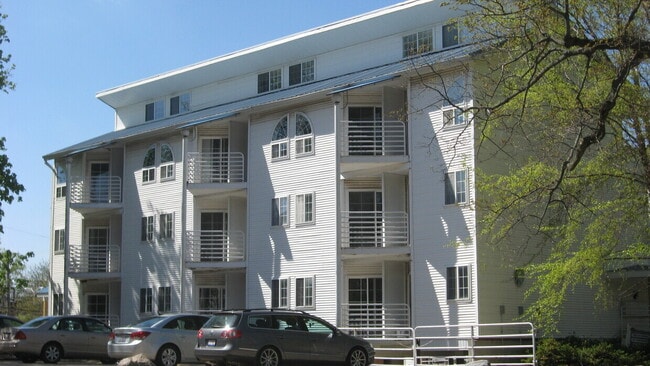 Interior Photo - 712 W Elm St