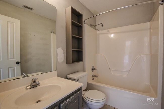 Building Photo - 200 Hawthorne Cir