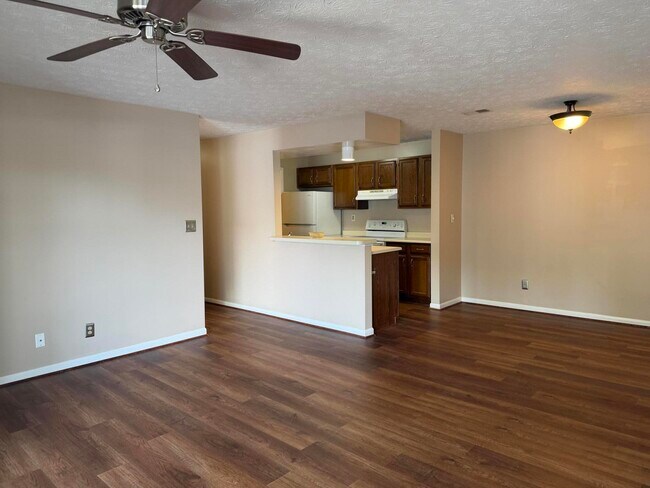 Building Photo - 90 Creekwood Dr