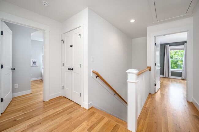 Building Photo - 2019 James St