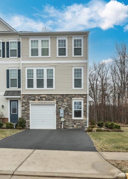 Building Photo - 148 Solara Dr