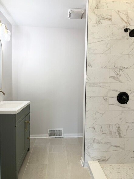 Building Photo - 21 N Locust St