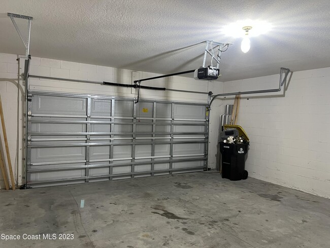 Building Photo - 388 Guinevere Dr SW
