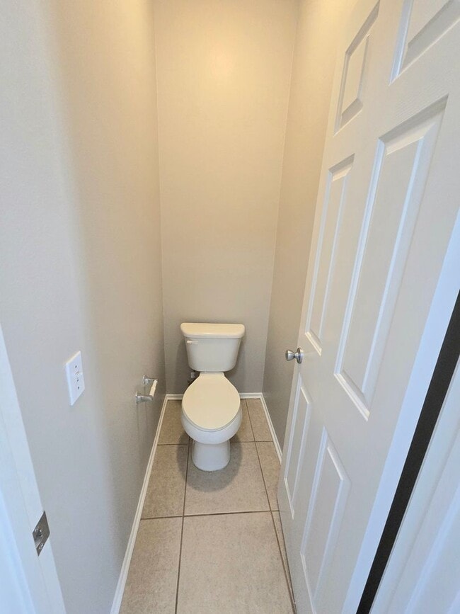 Building Photo - Large and spacious 3 bedroom townhouse with garage!