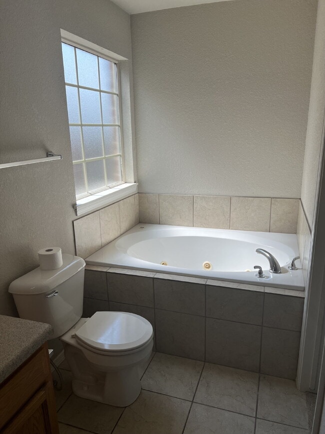 Building Photo - "Charming 3-Bedroom Home with 2 Full Baths in Fort Smith – Perfect Blend of Space and Comfort!"