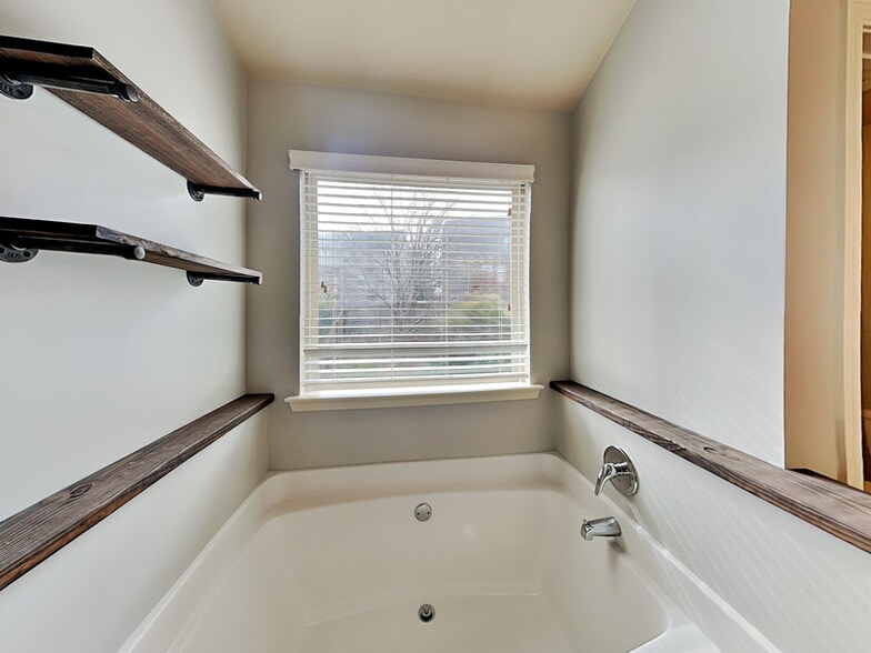 Building Photo - 5015 Groover Dr