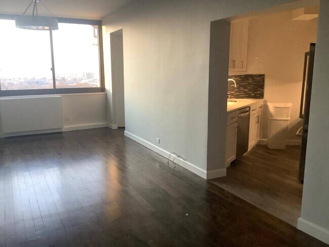 Building Photo - 2 Bay Club Dr