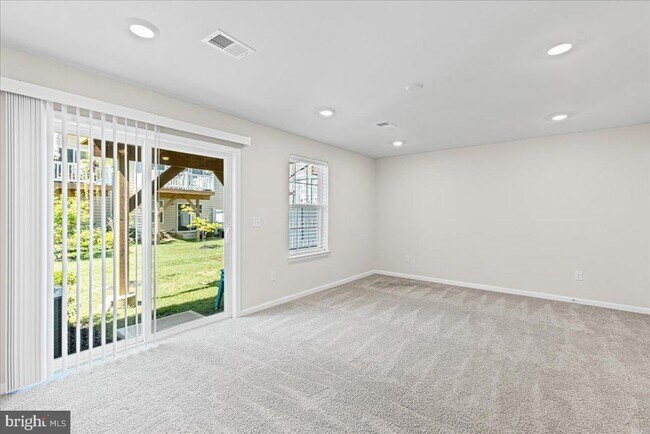 Building Photo - 9 Venice Ln
