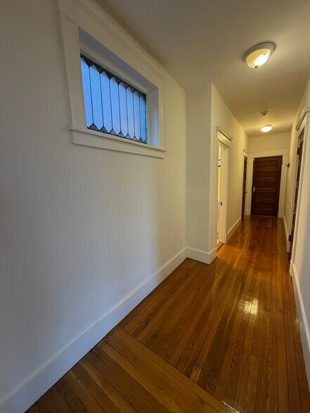 Building Photo - 9 Braemore Rd