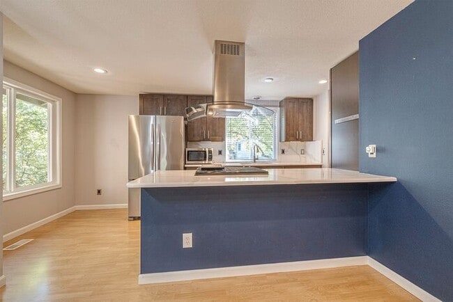 Building Photo - 4 bedroom 3 bath home in Tualatin with sep...