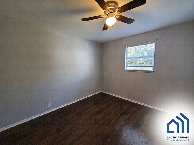 Building Photo - Spacious 4-bedroom 1.5 bath home AVAILABLE SOON!
