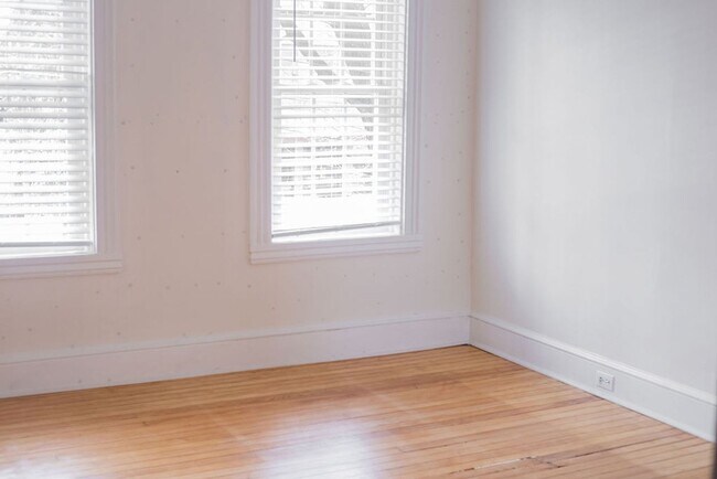 Building Photo - 220 W Chestnut St