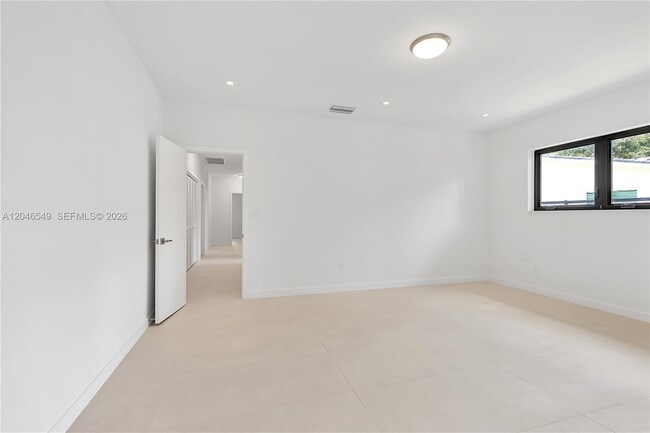 Building Photo - 950 Bayamo Ave