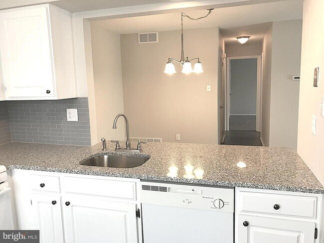 Building Photo - 560 Shetland Ct