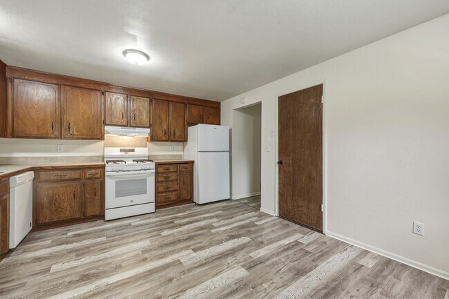 Building Photo - MOVE IN READY NOW!! 4 bed 1 bath on shy half acre! North Thurston School District