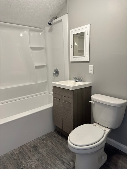 Third floor suite full bathroom - 2086 Marlindale Rd