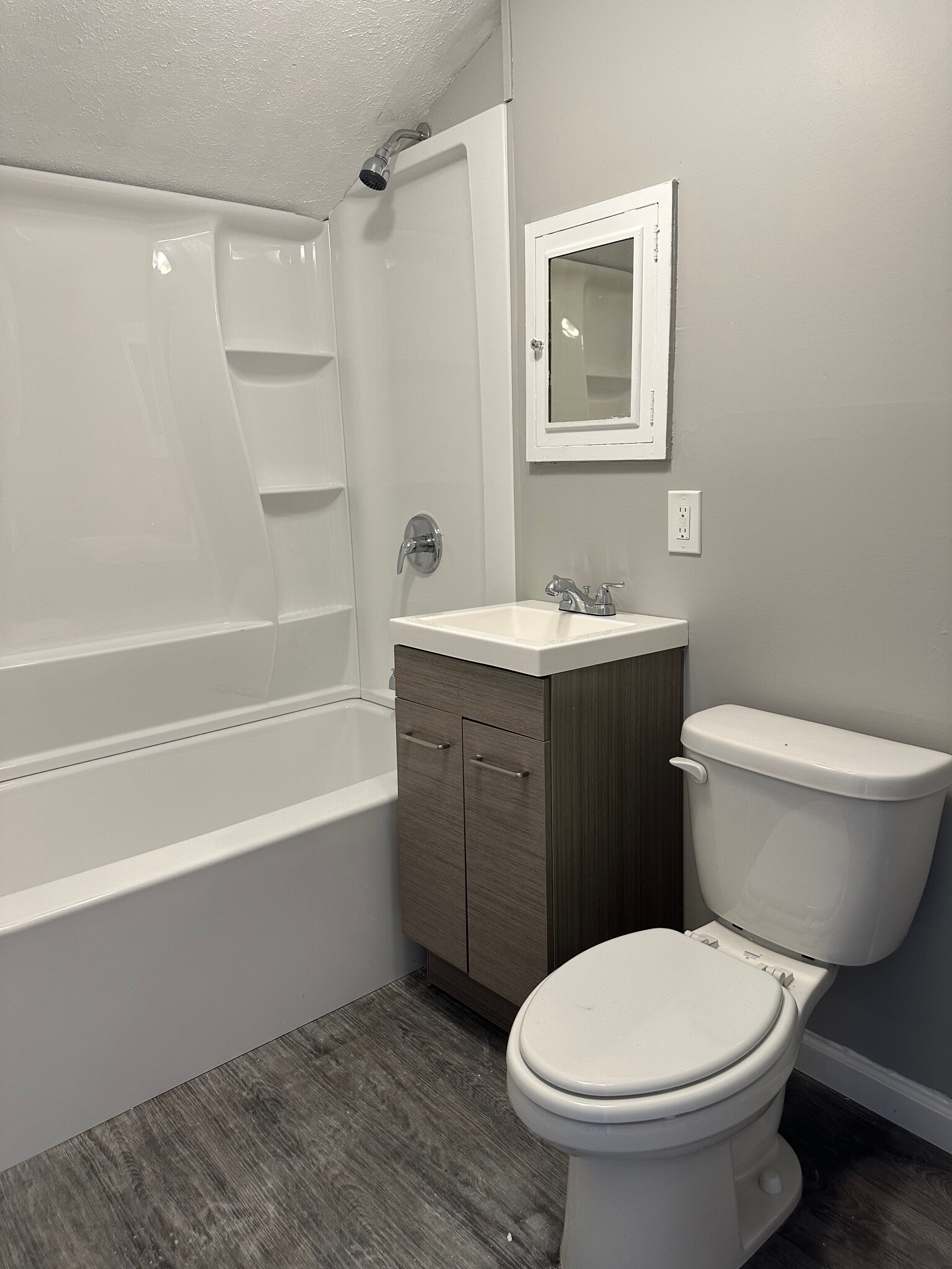 Third floor suite full bathroom - 2086 Marlindale Rd
