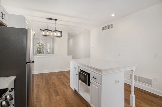 Building Photo - Fully renovated 3 bed/ 2.5 bath duplex in Casle Rock!!