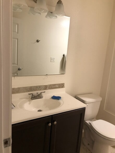 Upstairs Bathroom - 4360 Imperial Dr