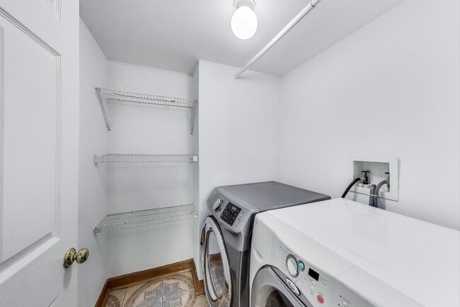 Building Photo - 1217 S Elder Ln