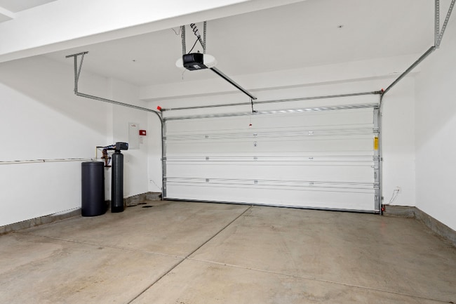 Building Photo - 5300 E Commerce Way
