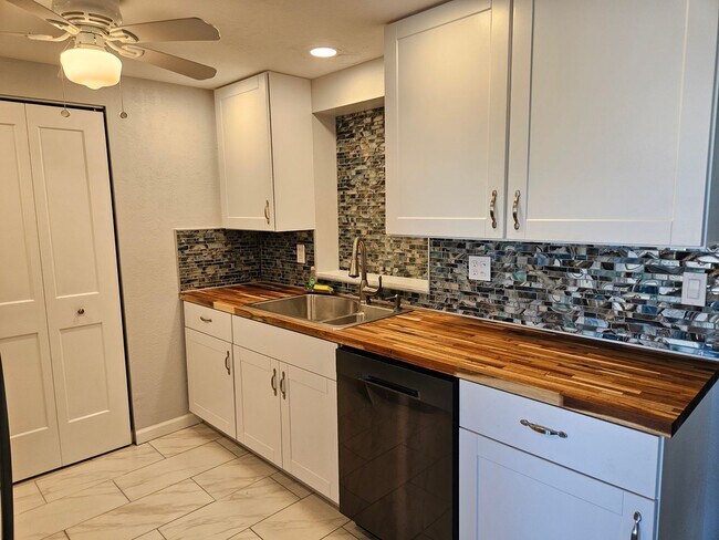 Building Photo - Annual Unfurnished 3 Bedroom 2 Bathroom Si...