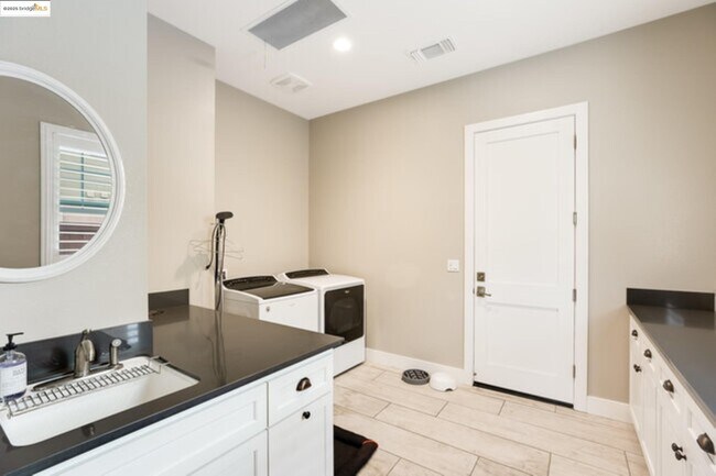 Building Photo - 2258 Reserve Dr