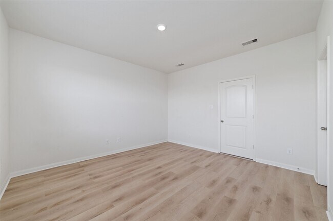 Building Photo - 3000 Iron Woods Dr