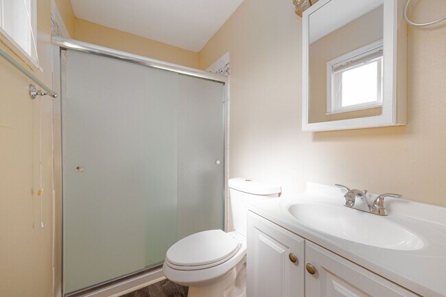 Building Photo - Single family home for rent 4bed/2bath! Mo...