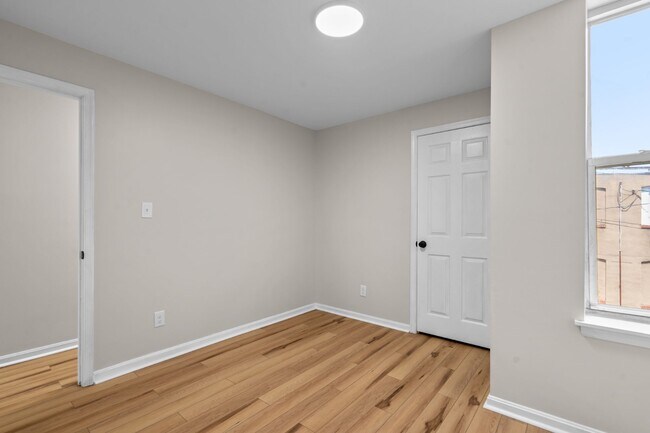 Building Photo - 2524 E Fayette St