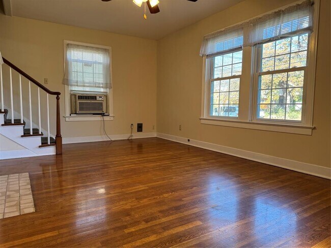 Building Photo - 703 W 35th St