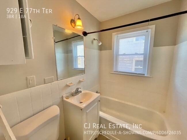 Building Photo - 929 E 77th Ter