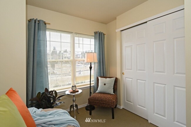 Building Photo - North Greenlake 3-bed 1.75-bath Town House