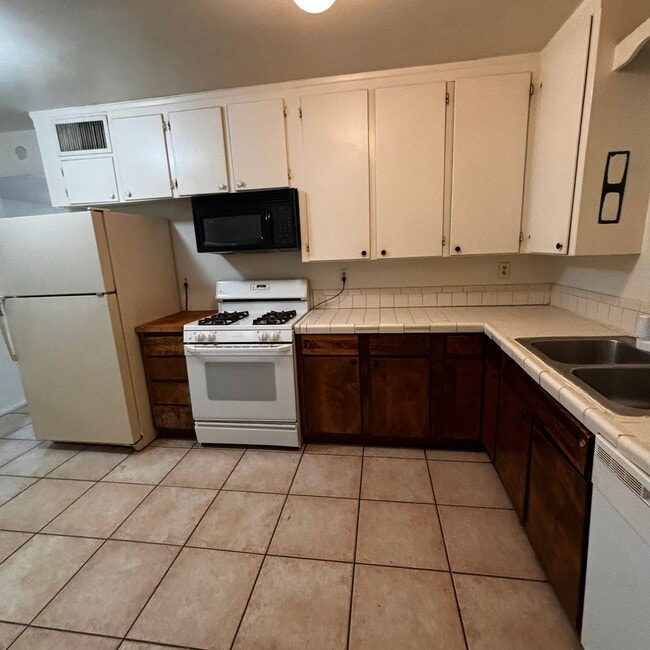 Building Photo - 4 Bedroom House in Hudson Park