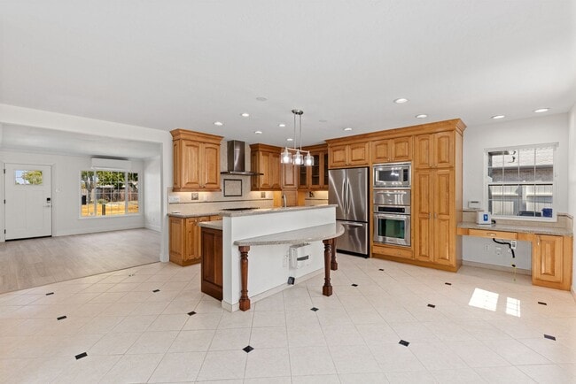 Building Photo - Welcome to your new home in the vibrant Ba...