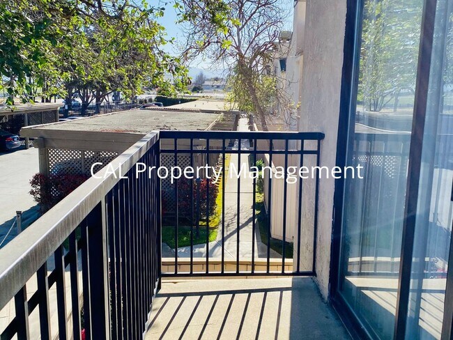 Building Photo - Spacious 1 Bedroom Condo in North Salinas!