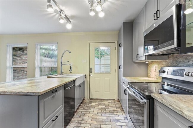 Building Photo - 2663 Toulon Dr